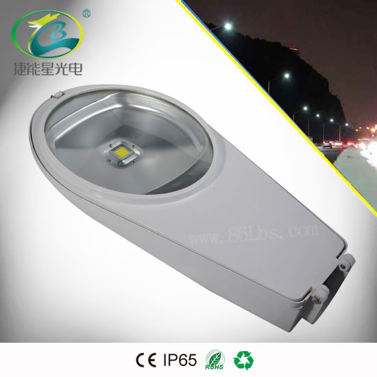 LED路燈耐沖擊，抗雷擊性強(qiáng)，無此外線和紅外線輻射